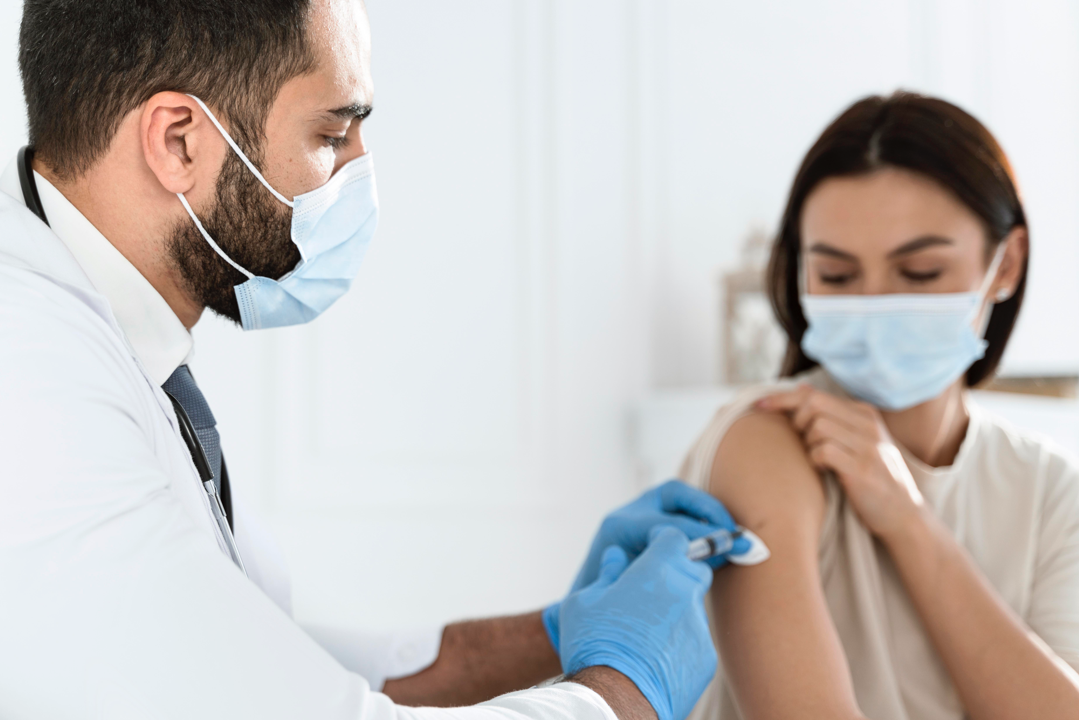 Očkování proti onemocnění covid-19 u těhotných a kojících žen a jeho vliv na plodnost